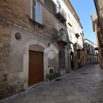 5 locali in vendita