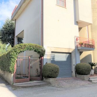 Porzione di bifamiliare in vendita