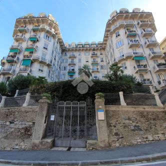 5 locali in vendita